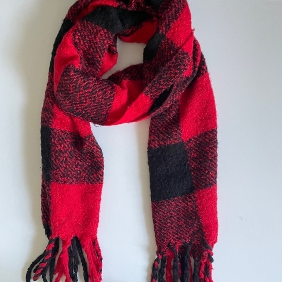 Large red and black plaid pattern scarf - Picture 4 of 10